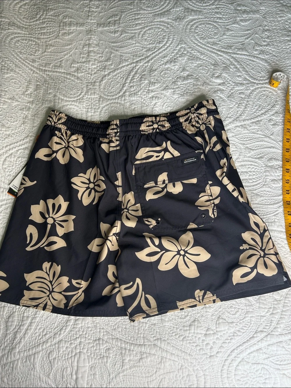 🌴NWTs Quiksilver Black Swim Trunks with Beige Hawaiian print🌴